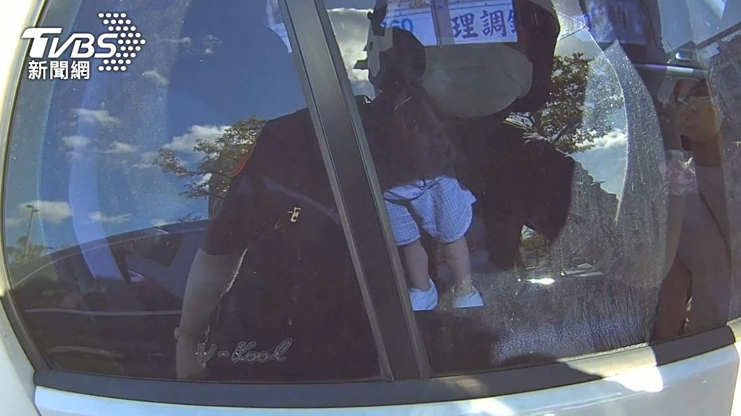 小男童被反鎖在車內。（圖／TVBS）