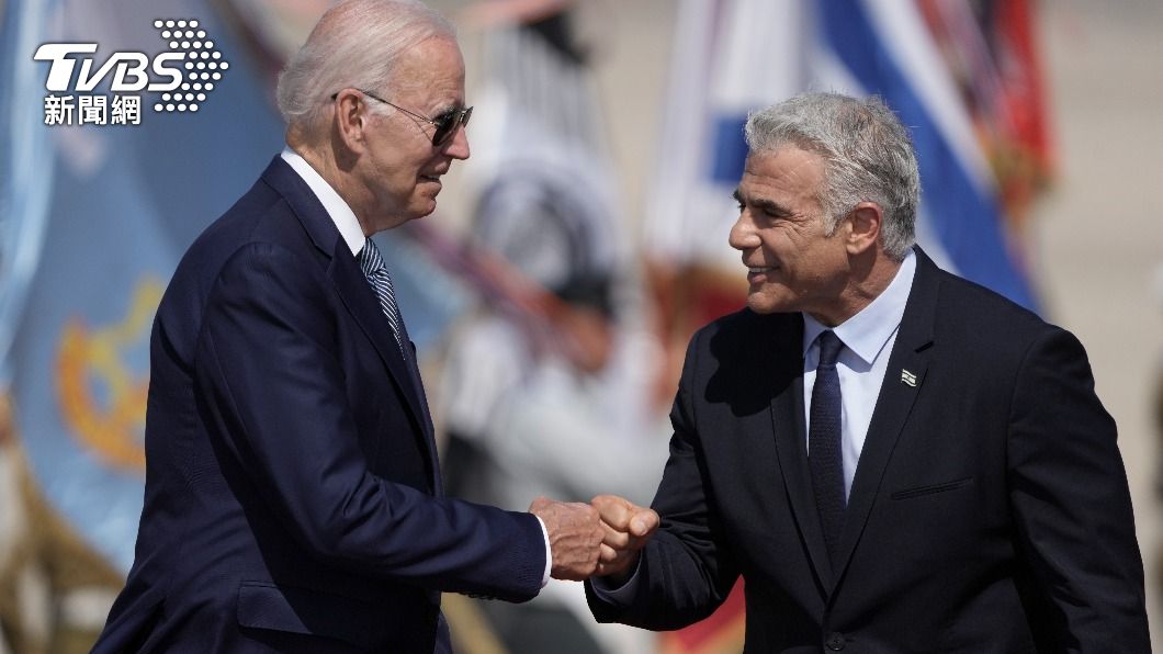 美國總統拜登（Joe Biden）與以色列總理拉皮德（Yair Lapid）互碰拳頭。（圖／達志影像美聯社）