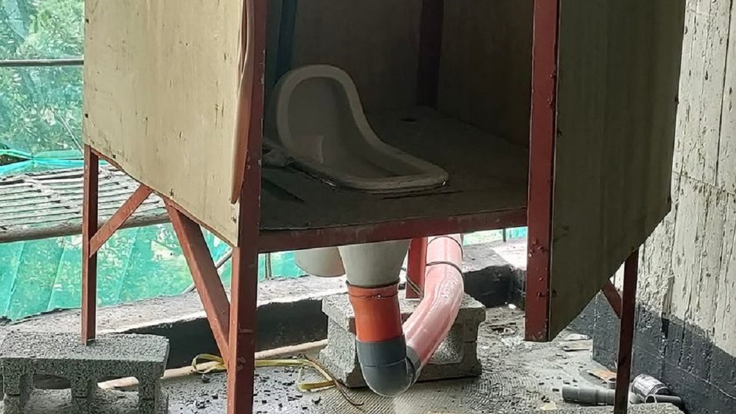 有網友分享工地現場的廁所照片引發討論。（圖／翻攝自爆廢公社二館）
