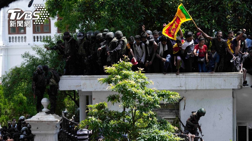 斯里蘭卡示威民眾闖進總理辦公室。（圖／達志影像美聯社）