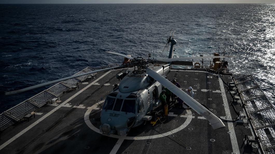美國海巡與美國海軍在2022環太軍演聯合演習起降直升機，海巡也被視為能應對灰色地帶衝突的利器。（圖片來源／DVIDS）
