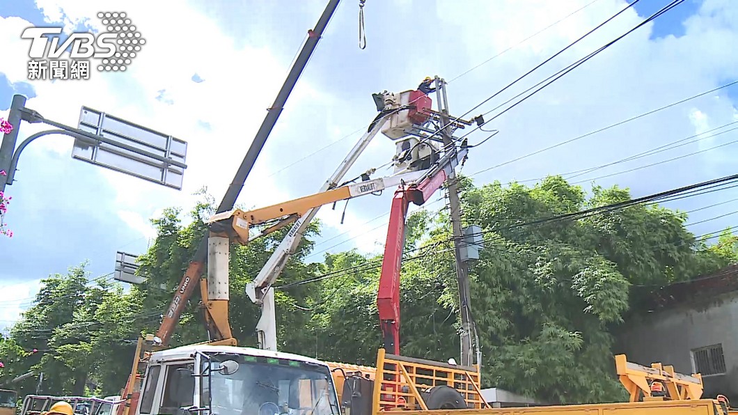 車禍釀停電！警車撞電箱、大車折斷桿 台南高雄近千戶停電│TVBS新聞網