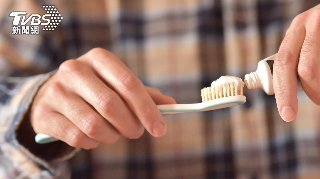 網傳擠牙膏的方式可測出心裡的內耗指數。（示意圖／shutterstock達志影像）