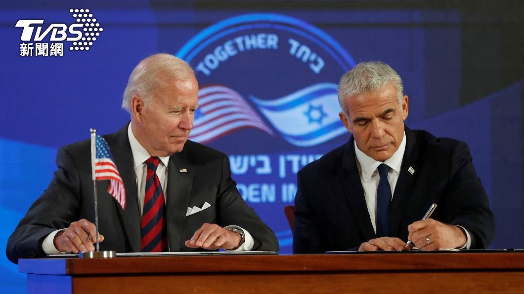 美國總統拜登（左）和以色列總理拉皮德（右）今天將簽署一項安全宣言。（圖／達志影像路透社）