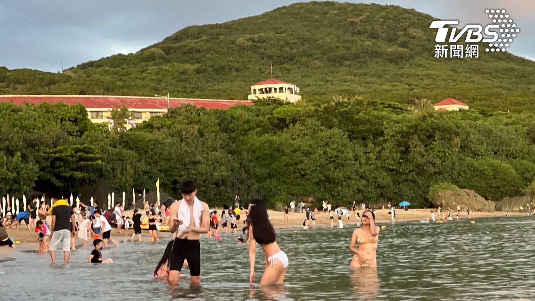 天氣炎熱，民眾到海邊玩水消暑。（示意圖／TVBS資料畫面）