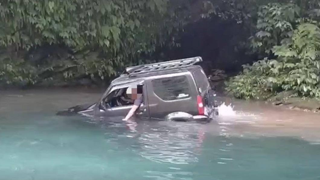 花蓮一輛吉普車卡在水中動彈不得。（圖／翻攝自記者爆料網）