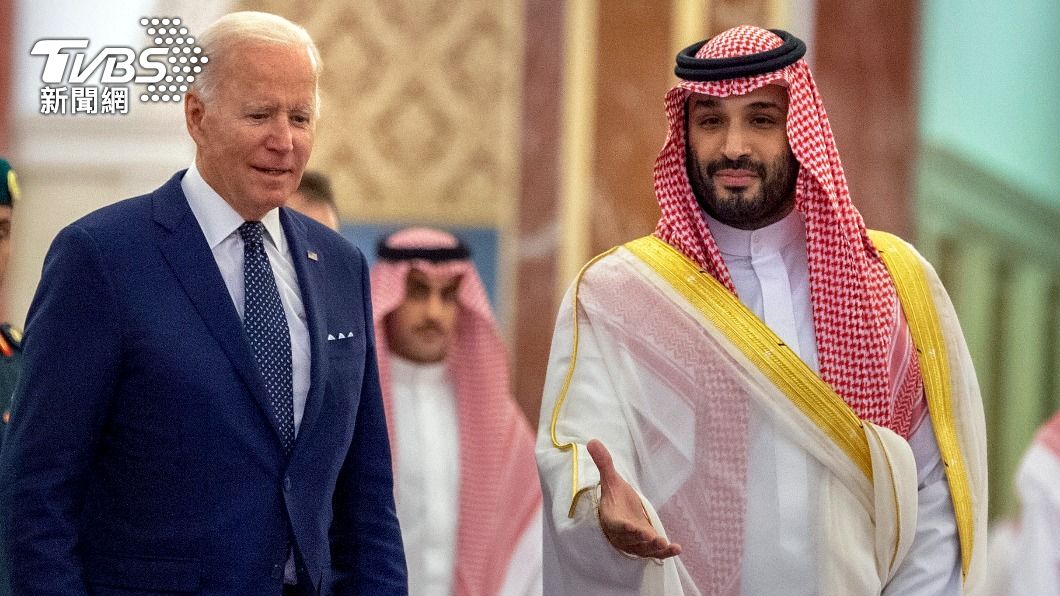 美國總統拜登（Joe Biden）中東行第二站來到沙烏地阿拉伯，會見王儲沙爾曼（Mohammed bin Salman）。（圖／達志影像美聯社）