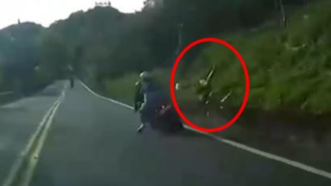 紅牌重機撞上單車後，騎士在空中翻滾。（圖／翻攝自重機車友各區路況天氣回報中心 臉書）