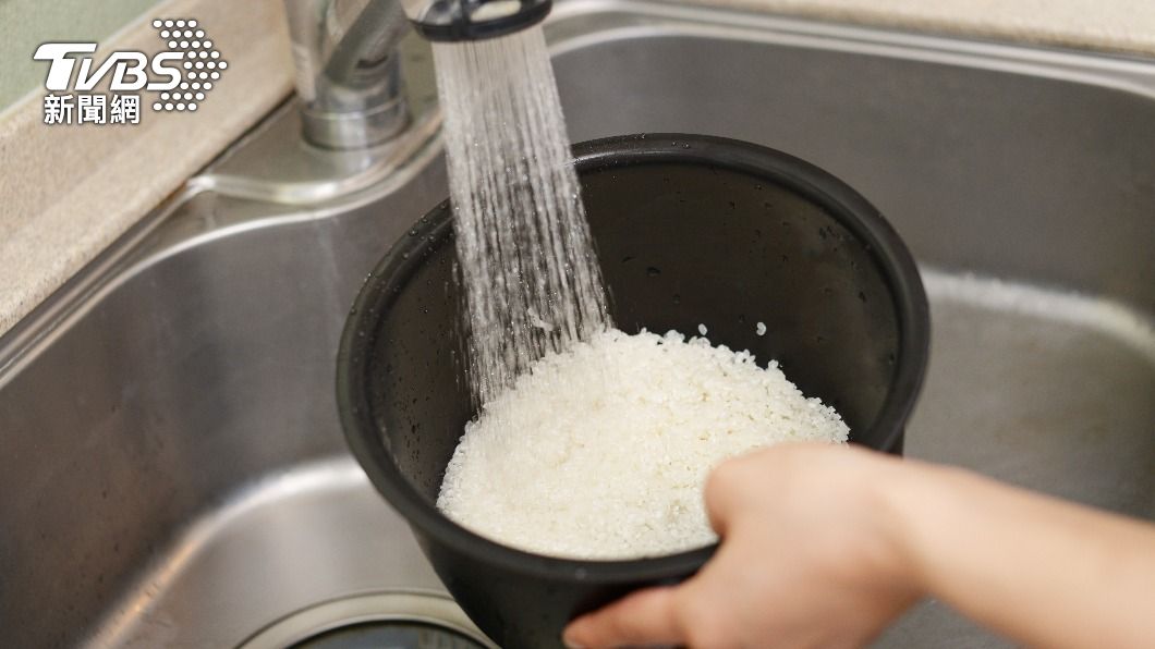 不少人在煮飯前會直接用內鍋洗米。（示意圖／shutterstock達志影像）