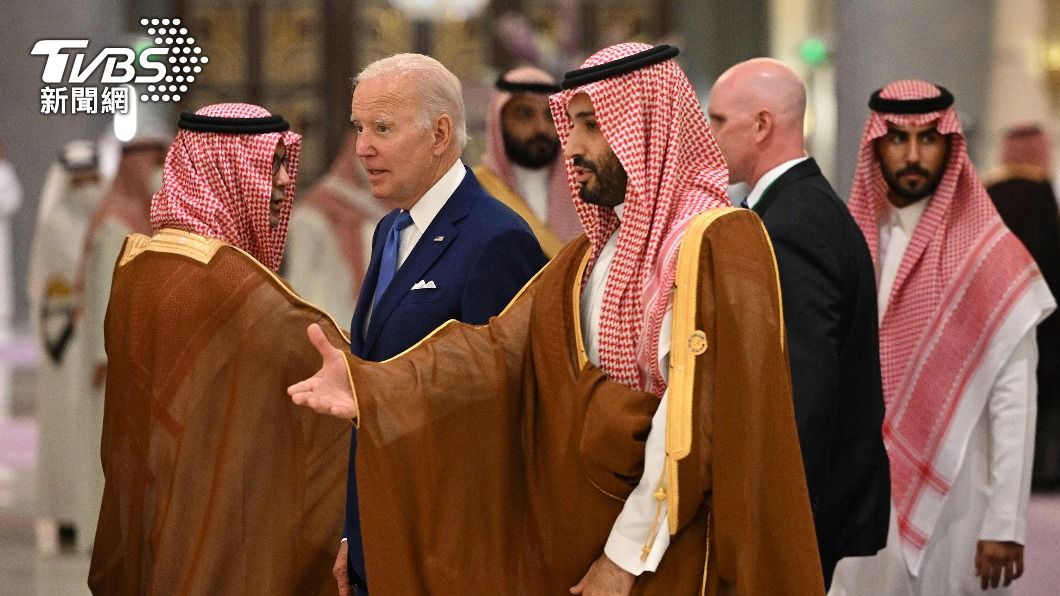 美國總統拜登本週展開上任來首次中東行，並與王儲互動熱絡。（圖／達志影像美聯社）