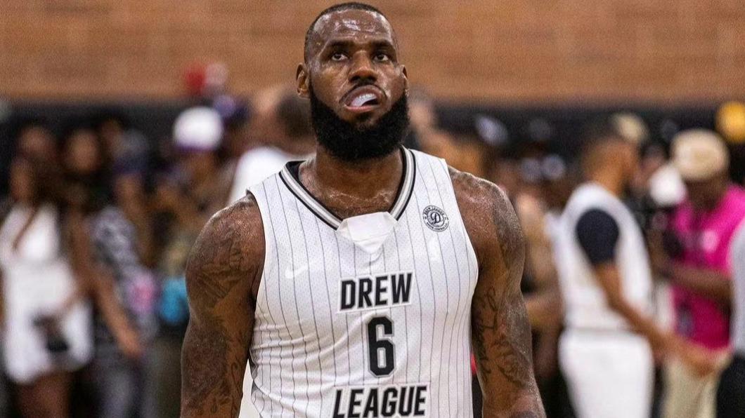 詹姆斯（LeBron James）自2011年後首度於「祖魯聯賽」（Drew League）出賽。（圖／翻攝自推特）