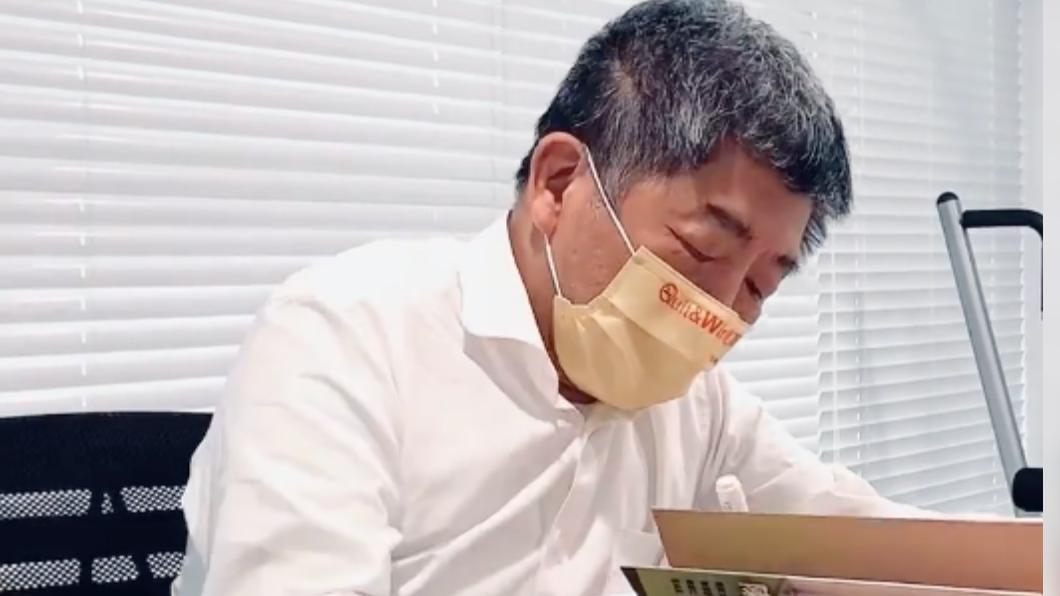 民進黨台北市長參選人陳時中出版新書《溫暖的魄力 陳時中的從醫初心 》。（圖/翻攝陳時中Instagram)