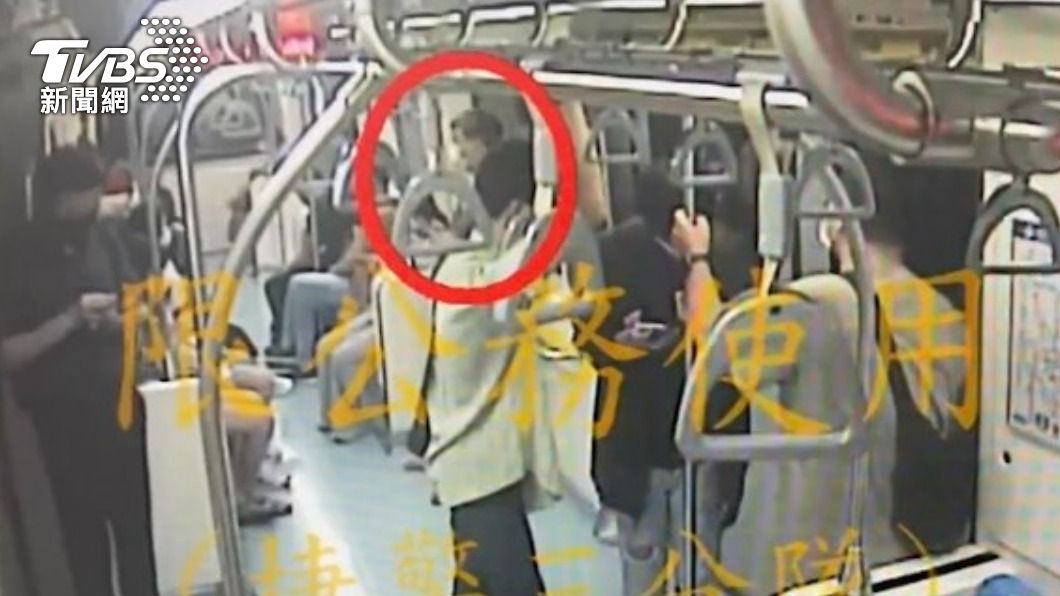 男子拿手機偷拍女乘客事業線。（圖／TVBS）