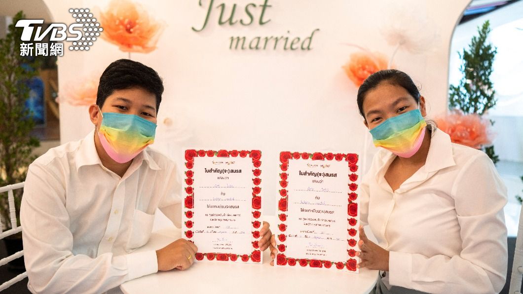 泰國同性伴侶參加百貨商場舉行的結婚認證活動。（圖/達志影像路透社）