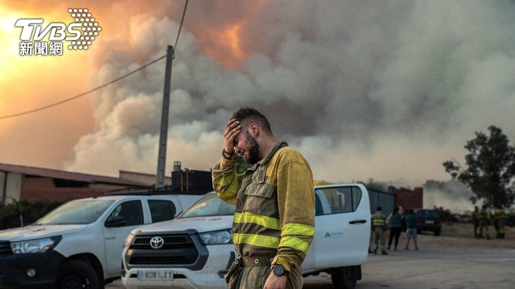 西班牙洛薩西奧一名消防員面對燒不盡的野火，無助地濕了眼眶。（圖／達志影像美聯社）