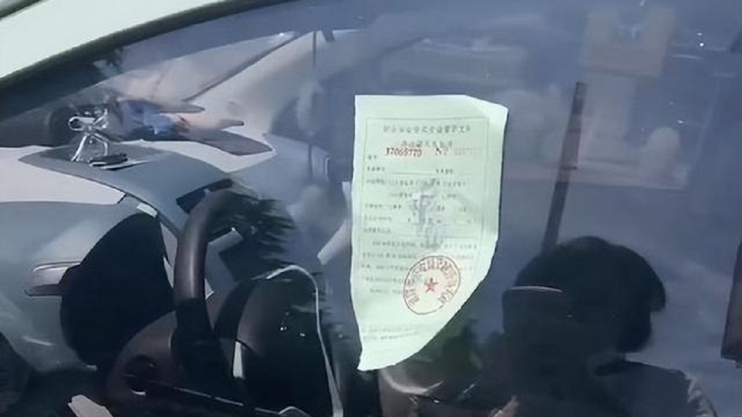 大陸山東一名人妻違規停車正好被交警丈夫開單舉發。（圖／翻攝自網易新聞）