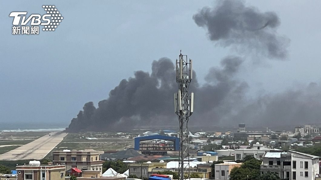 索馬利亞首都發生客機迫降翻覆事故。（圖／達志影像路透社）