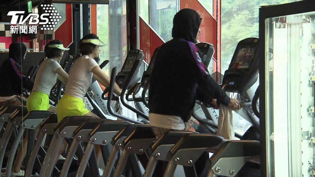 許多人都有到健身房運動的習慣。（示意圖／TVBS資料照）