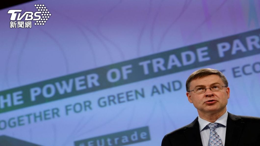 歐盟貿易執委杜姆布羅夫斯基斯主持線上歐中高級貿易會議。（圖/路透社）