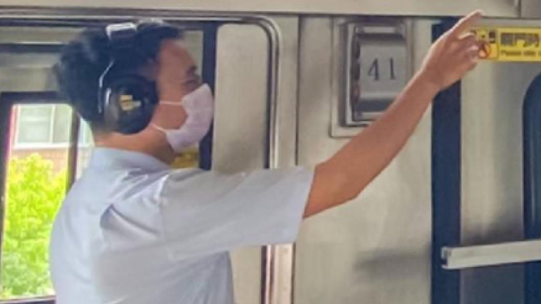 司機員在列車出發前都會對著空氣中指出食指比劃。（圖／翻攝自台北捷運臉書）