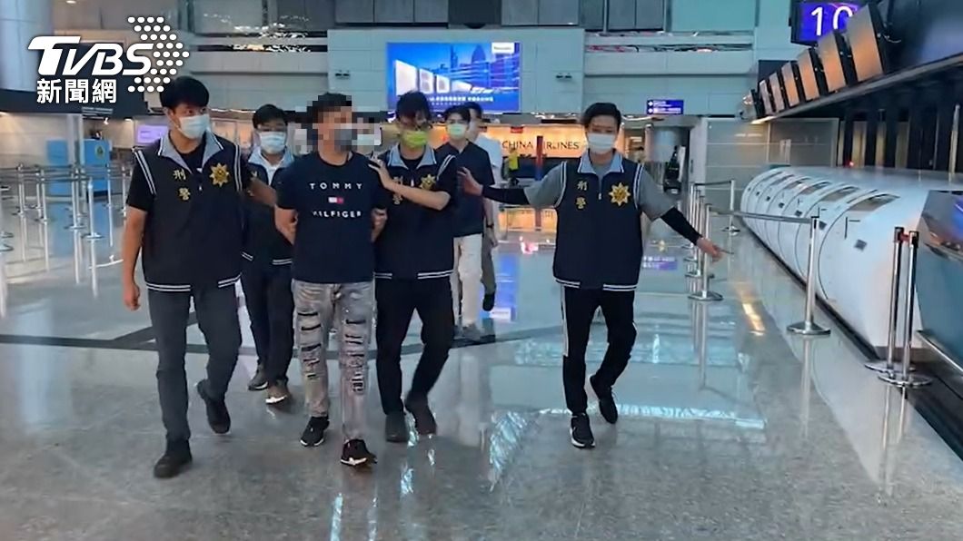 警方在機場逮捕準備潛逃出境的趙姓范嫌。（圖／TVBS）