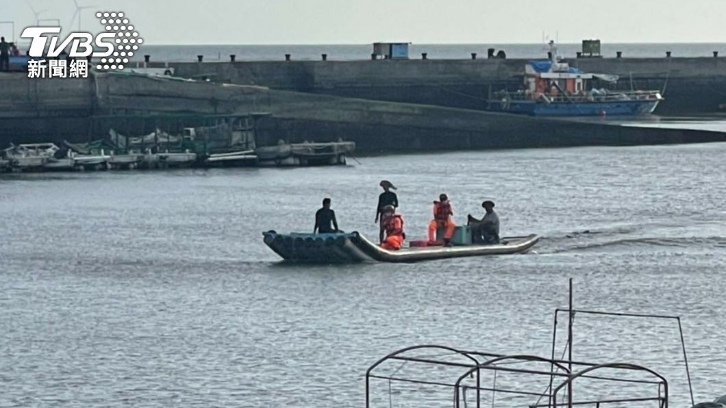 海巡人員向漁民借膠筏救起受困的民眾。（圖／TVBS）