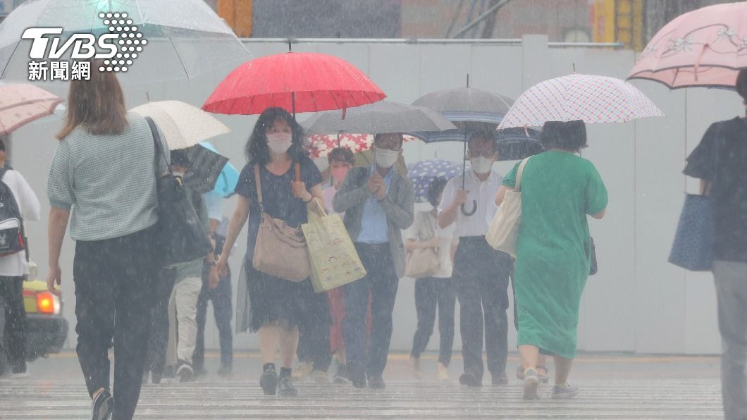 日本部分地區降下大雨。（圖／達志影像路透社）
