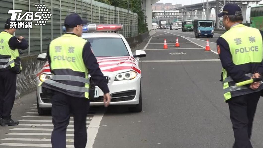 國道公路員警欲開罰小貨車駕駛，紅斑馬卻遭撞。（示意圖、非當事人／TVBS資料畫面）