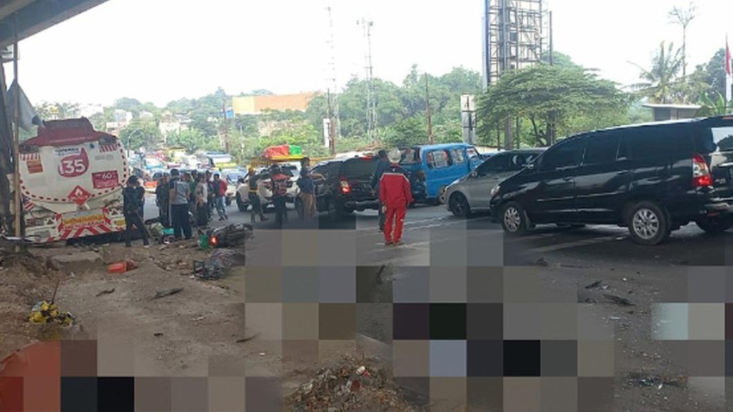 印尼首都雅加達一台油罐車，18日突然失控衝撞數台車輛。（圖／翻攝自Jakarta Globe）