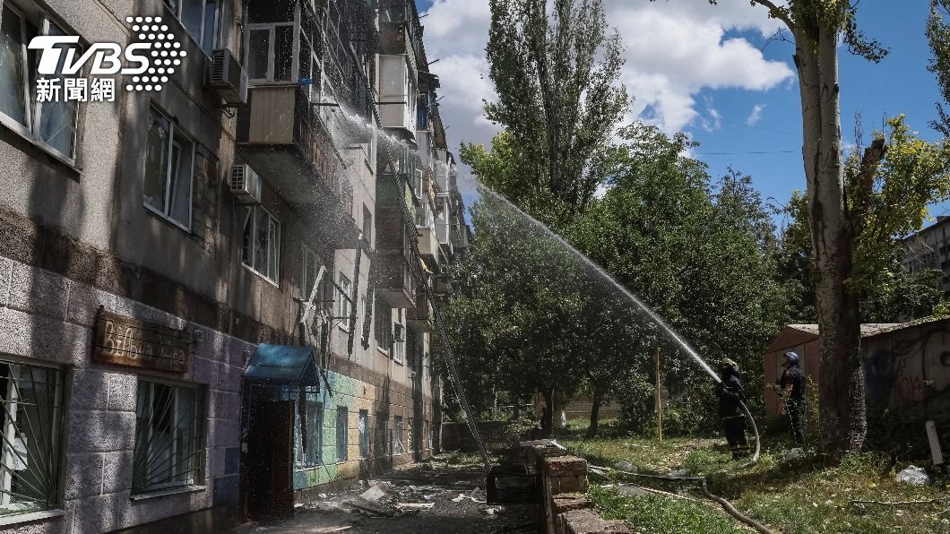 俄軍擊中克拉莫托斯克市中心，住宅起火。（圖／達志影像路透社）