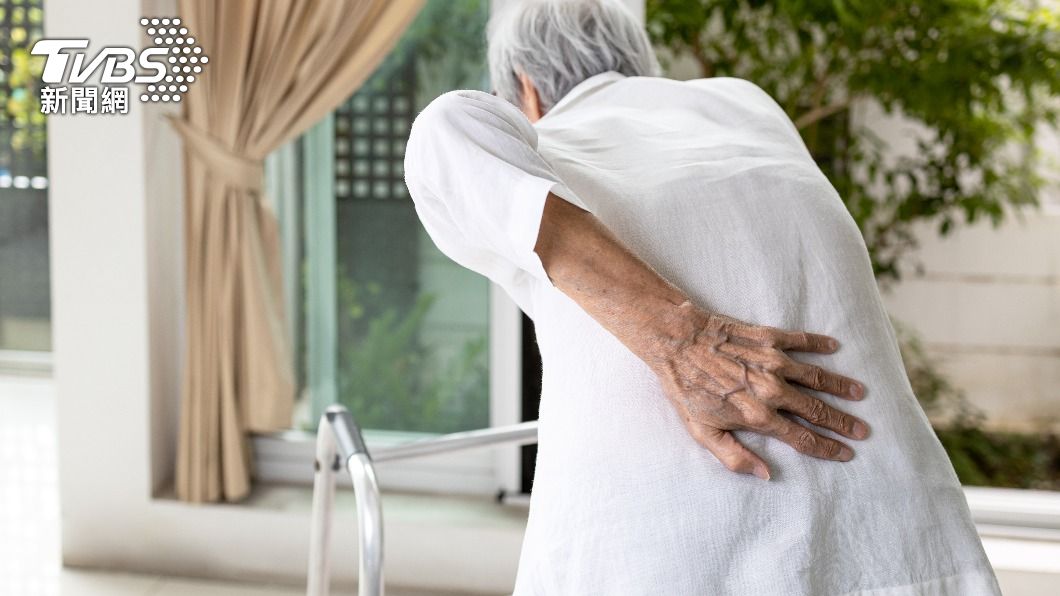 很多長者有脊椎問題，但礙於年事已高不敢動手術。（示意圖／shutterstock達志影像）
