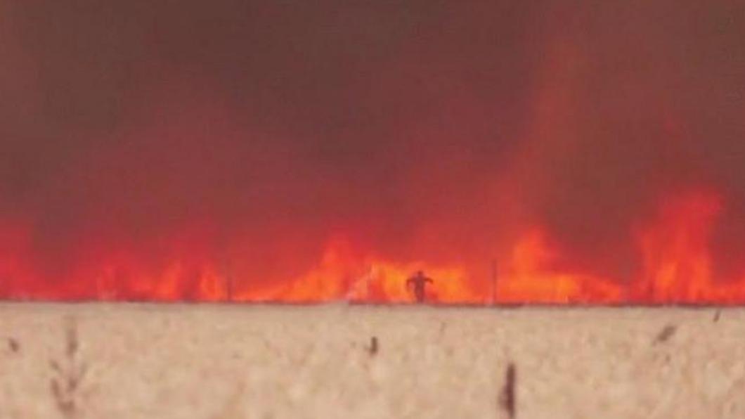 西班牙野火竄燒，男子奔逃畫面曝。（圖／翻攝自@FelizKarenP1推特）
