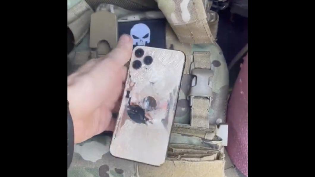 iPhone為烏克蘭士兵擋下子彈。（圖／翻攝自julio / Caronte推特）