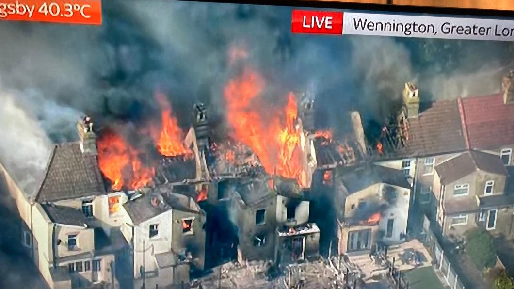 英國各地爆發火災，在溫寧頓村整排民宅被燒毀。（圖／翻攝自推特）
