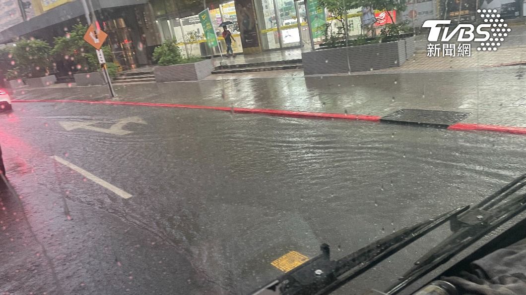 新北市連城路近中和捷運站外因大雨積水。（圖／TVBS）