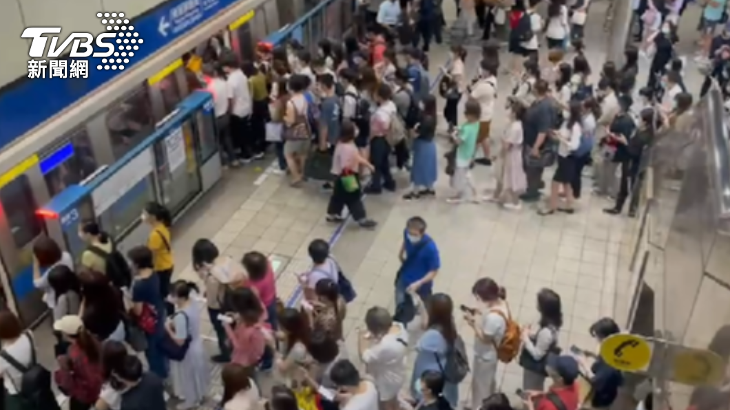 台北捷運板南線傳出列車行駛異常。（圖／TVBS）