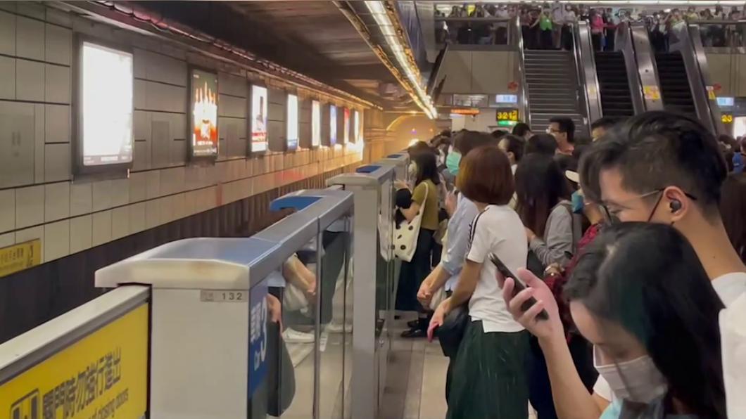 台北捷運今（21）日板南線列車發生連續異常。（圖／TVBS）