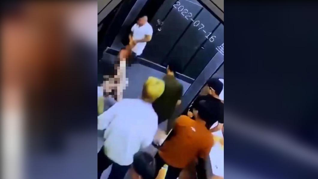 網傳影片顯示，大陸鄭州一處酒吧發生男子將女性拖入廁所欲性侵的暴力事件。（圖/翻攝自微博影片）