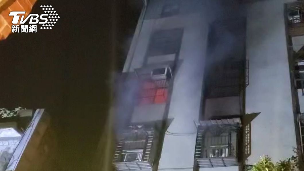 公寓起火。（圖／TVBS） 深坑老街公寓失火！手機充電爆炸用水滅　屋主驚燒更大