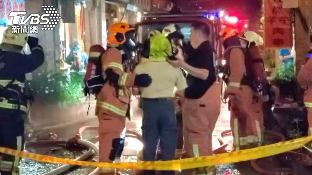 警消協助住戶疏散。（圖／TVBS） 深坑老街公寓失火！手機充電爆炸用水滅　屋主驚燒更大