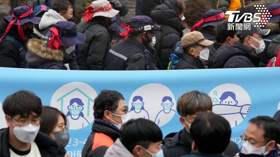 南韓官方張貼告示提醒，民眾外出戴口罩和保持社交距離。（圖/達志影像美聯社）
