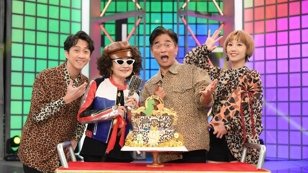 陳漢典（左起）、比莉、吳宗憲與Lulu一同在棚內歡慶節目9週年，以比莉最愛的豹紋為主題。（圖／三立提供）
