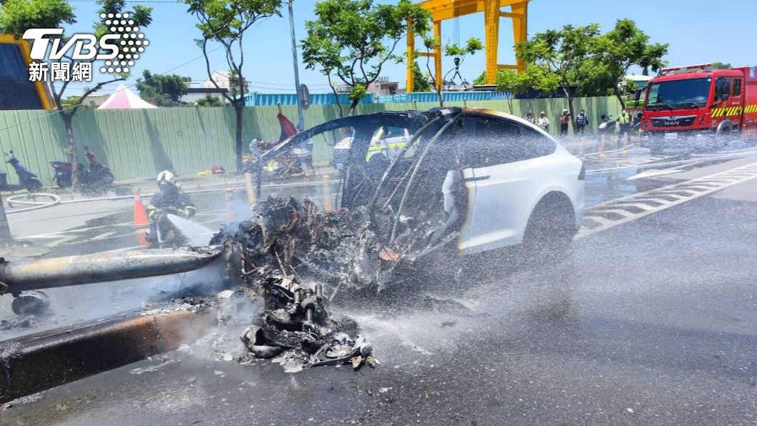 林志穎駕駛的特斯拉自撞起火。（圖／TVBS）