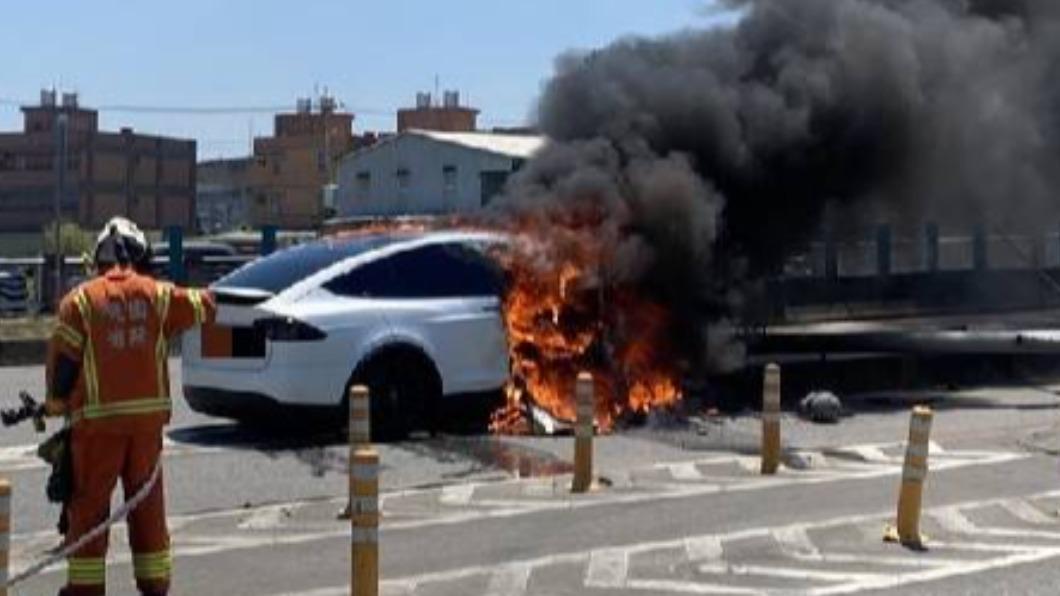 林志穎駕駛的特斯拉撞擊後火燒車。（圖／記者爆料網）