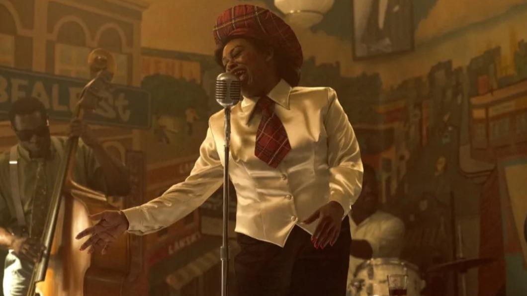 尚卡·杜庫雷在《貓王艾維斯》中飾演傳奇歌手「威利梅大媽桑頓」。（圖／翻攝自 DiscussingFilm 推特 @DiscussingFilm）