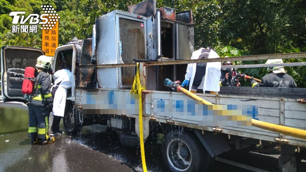 小貨車載運的冷凍櫃起火燃燒，警消到場撲滅火勢。（圖／TVBS）