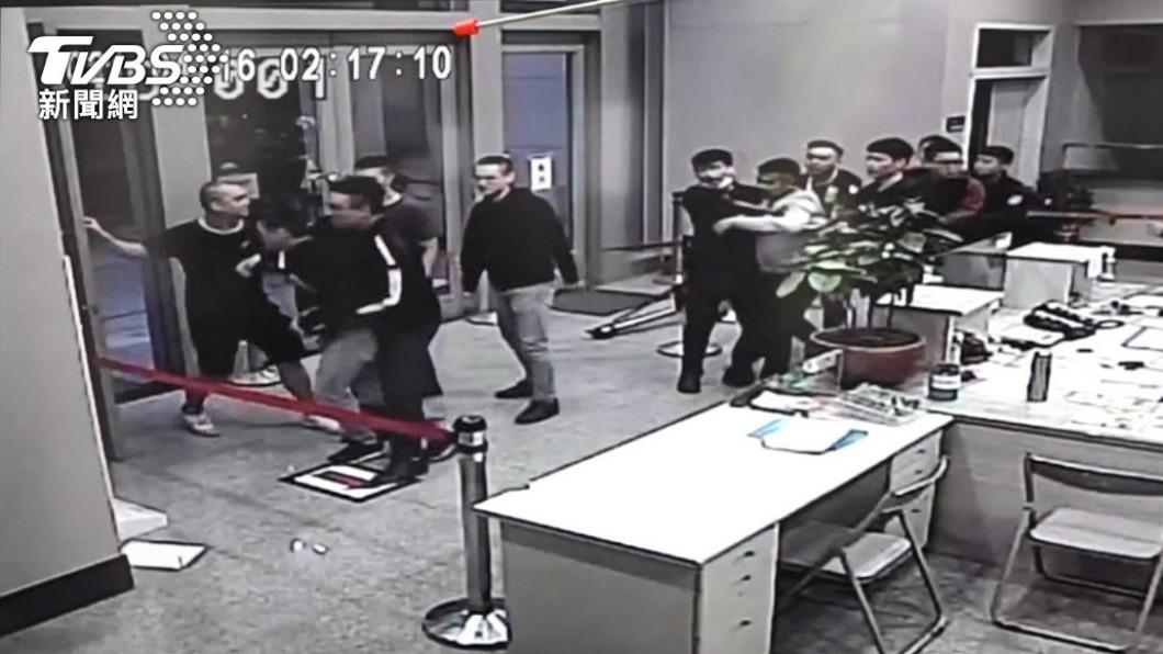 10名黑衣人闖進松山分局砸場。（圖／TVBS資料畫面）