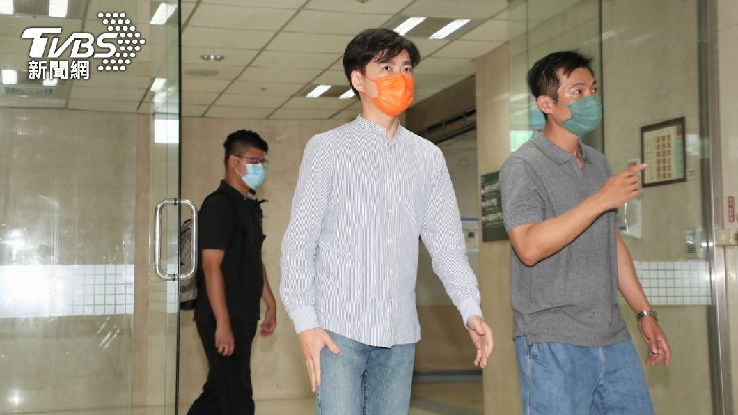林志鑫與林志穎經紀人昨日走出醫院的身影。（圖／黃城碩攝）