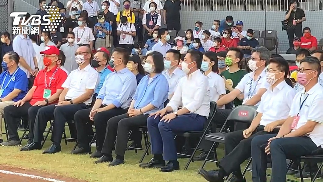 總統蔡英文22日前往新竹球場參加開幕戰，隨後就爆出爭議。（圖／TVBS）