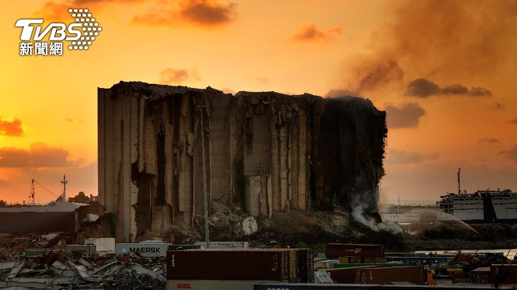 貝魯特港口的巨大穀倉因發酵放熱自燃，悶燒超過2週仍滅不了。（圖／達志影像美聯社）